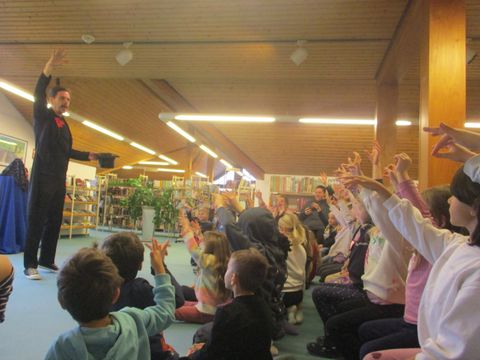 Die Kinder verfolgten gespannt die „Beinahe“-Tricks des Magiers und durften sogar selbst mithelfen. 