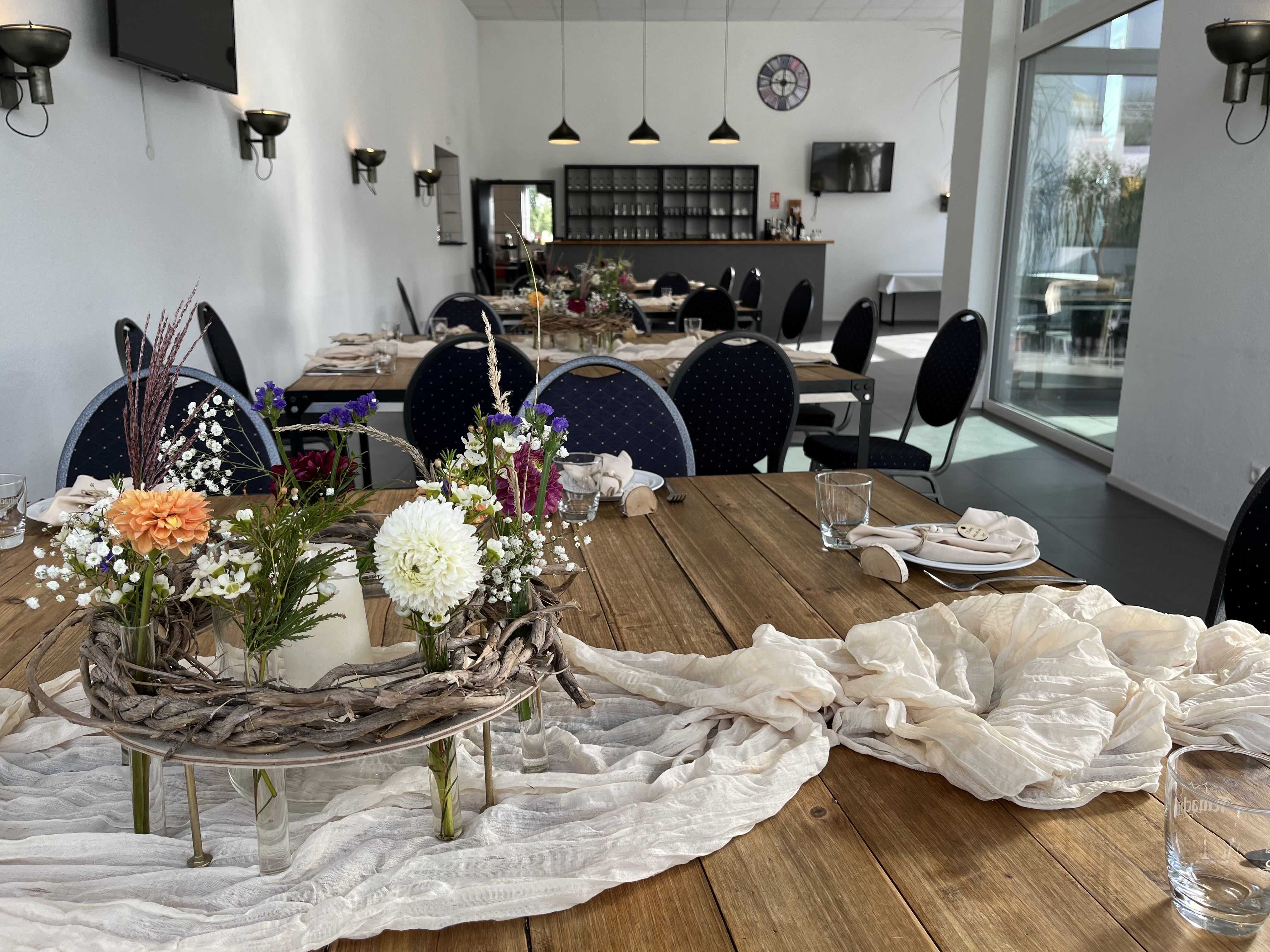 Im Bistrobereich stehen Ihnen 60 Sitzplätze in gemütlicher und moderner Atmosphäre zur Verfügung.