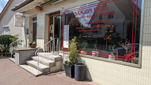 Der Asia Imbiss liegt direkt an der Ortsdurchfahrt im Straubenhardter Ortsteil Conweiler.
