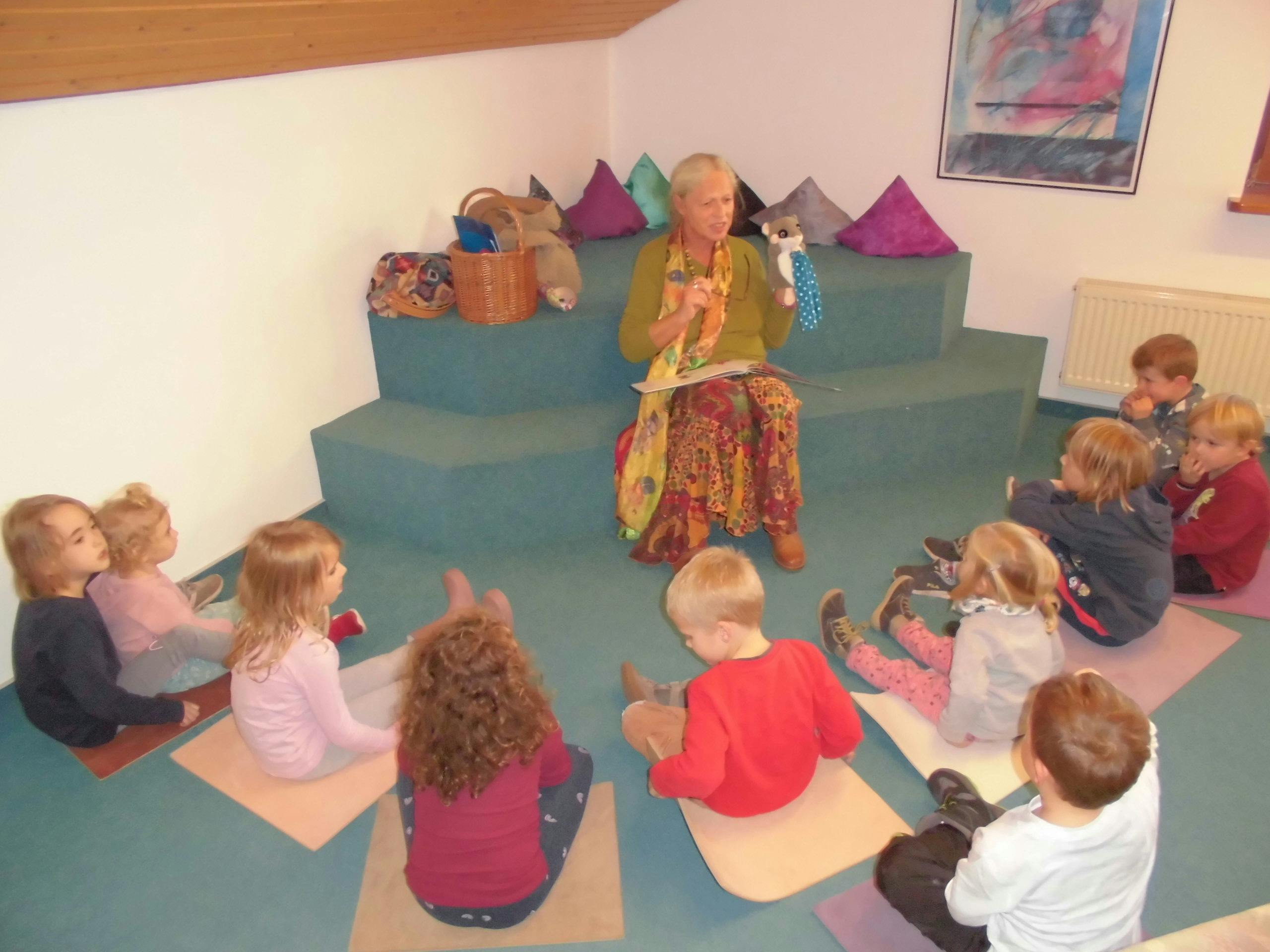 Die Kinder hören gerne den Gesichten zu.