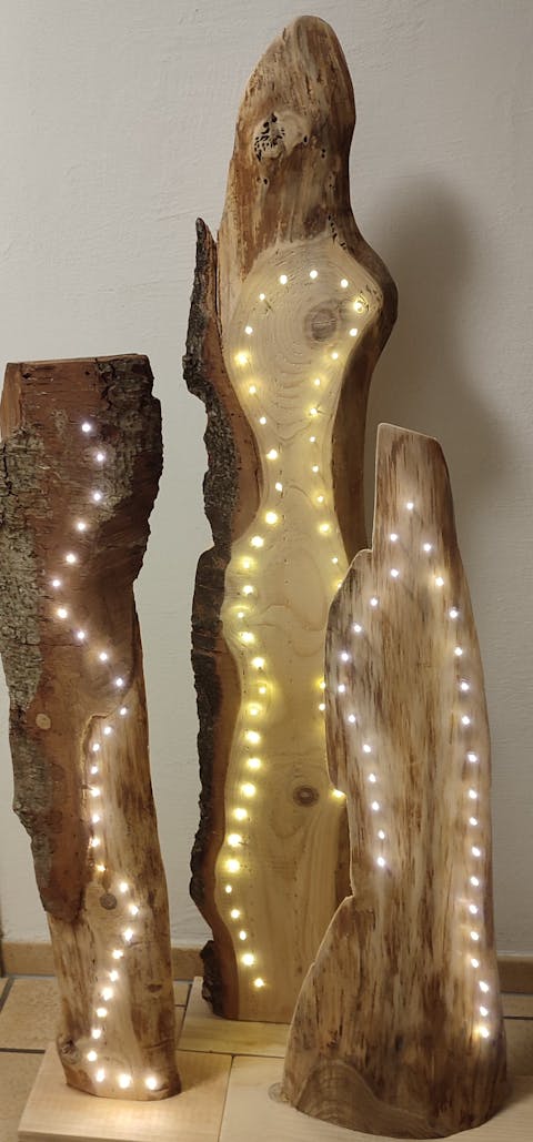 Holzprodukte wie diese Lichterbäume und viel anderes Selbstgefertigtes ist auf dem Markt zu finden.