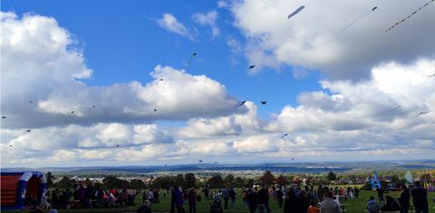 Viele bunte Drachen am Straubenhardter Himmel